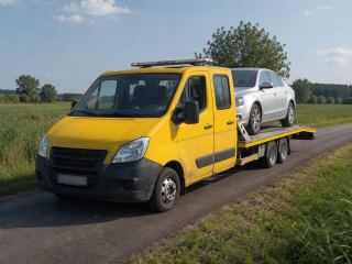 Auto osobowe wjeżdżające na lawetę latem – Zamość