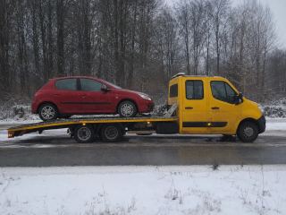 Holowanie auta na ośnieżonej drodze – Zamość