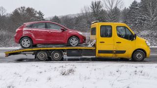 Czerwone auto na lawecie w mroźny dzień – Zamość
