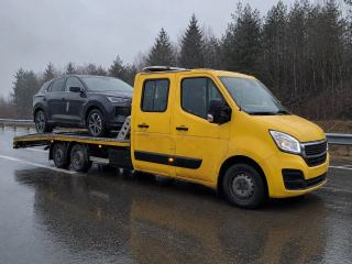 SUV zabierany na lawetę w deszczu – holowanie Zamość