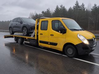 Auto elektryczne wciągnięte na platformę lawety – Zamość
