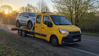 Laweta z SUV-em na platformie o wschodzie słońca – Zamość