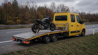 Motocykl przypięty ściągaczami na lawecie – Zamość