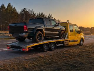Pickup na lawecie o zachodzie słońca – Zamość