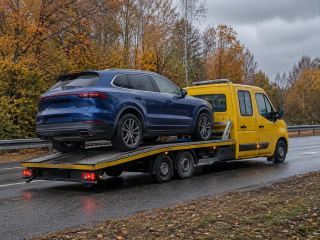 SUV spięty pasami na platformie lawety – Zamość